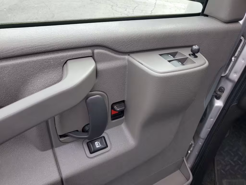 2016 Chevrolet Express - 1GAZGMFG7G1206668 - Image #15